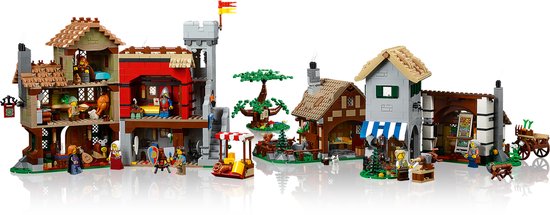 Een brede weergave van een gedetailleerd middeleeuws LEGO-stadsplein met gebouwen en figuren.