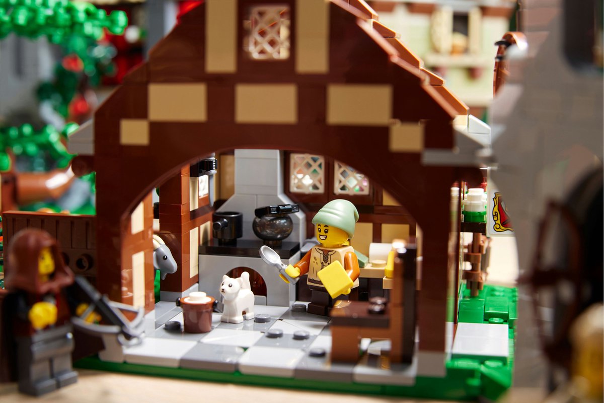 LEGO Icons Middeleeuws stadsplein - 10332 — afbeelding 7