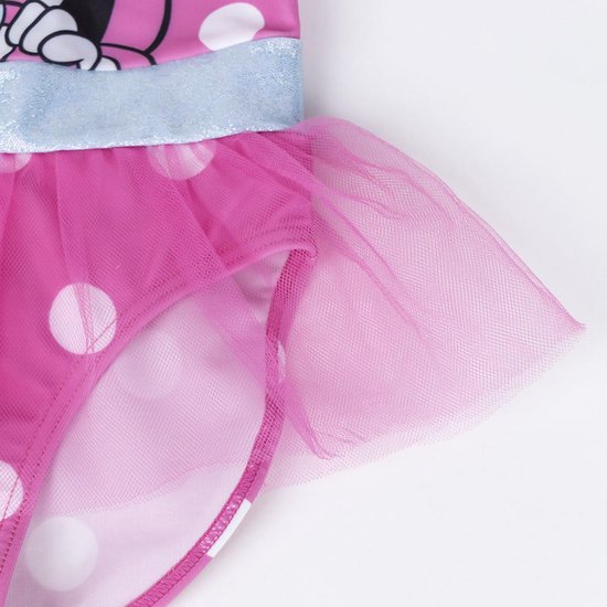 Detail van het roze badpak met witte stippen, glitter tailleband en roze tule rokje.