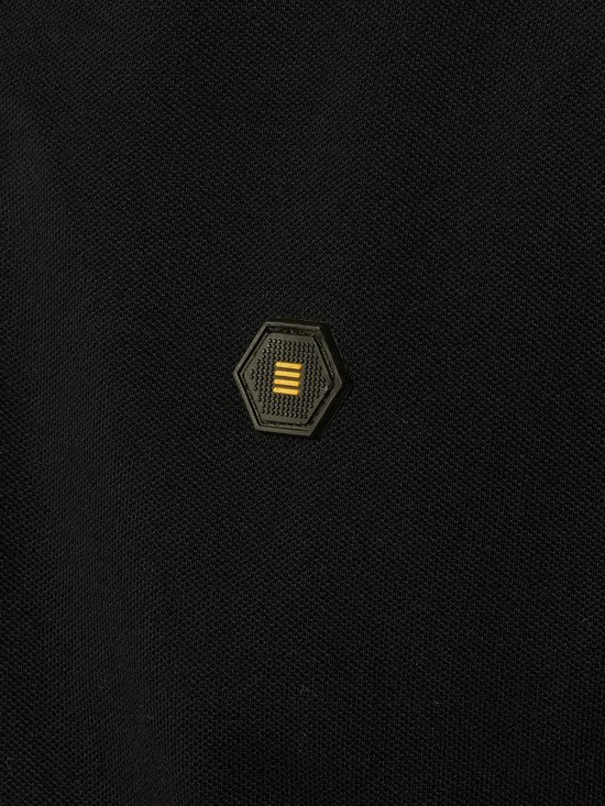 Detail van een zwart poloshirt met een zeshoekig logo met gele strepen.