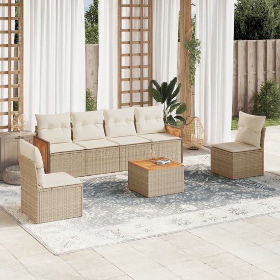 Loungeset op een kleed buiten, bestaande uit een bank, twee stoelen en een salontafel.