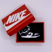 Sneaker Sleutelhanger Inclusief Box - Nike SB Dunk Low Supreme Stars Black (2021) - Sneakerhead Cadeau - Hard Plastic