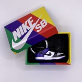 Sneaker Sleutelhanger Inclusief Box - Nike SB Dunk Low Court Purple - Sneakerhead Cadeau - Hard Plastic