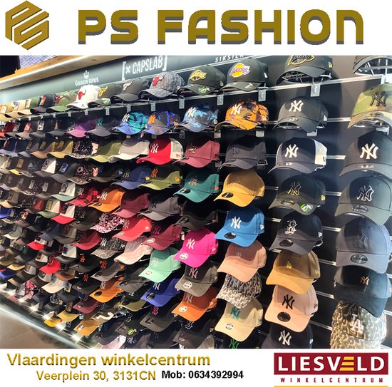 Nombreuses casquettes dans un magasin, y compris des casquettes Yankees orange, bleues, roses et grises.