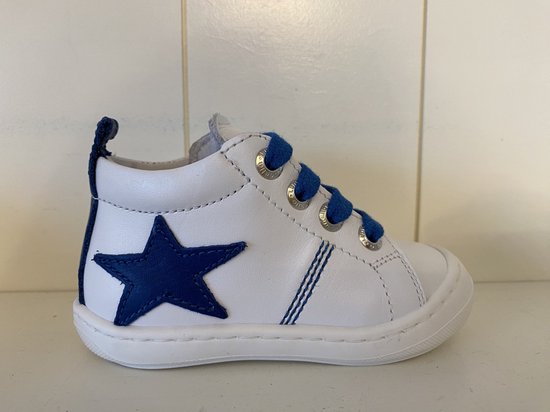 Witte kindersneaker met blauwe ster, blauwe veters en blauwe stiksels op de zijkant.