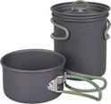 Grijze aluminium pannenset met groen handvat, één pan open.