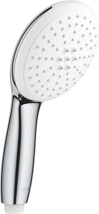 Handdouche met witte douchekop met vele gaatjes en een glanzende chroom handgreep.