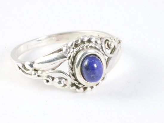 Fijne bewerkte zilveren ring met lapis lazuli - maat 18