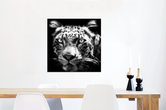 Wanddecoratie Metaal - Aluminium Schilderij Industrieel - Close-up Perzisch luipaard tegen zwarte achtergrond in zwart-wit - 50x50 cm - Dibond - Foto op aluminium - Industriële muurdecoratie - Voor de woonkamer/slaapkamer