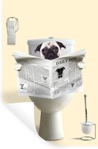 Muurstickers - Sticker Folie - Hond - Pug - Toilet - Krant - Dier - 60x90 cm - Plakfolie - Muurstickers Kinderkamer - Zelfklevend Behang - Zelfklevend behangpapier - Stickerfolie