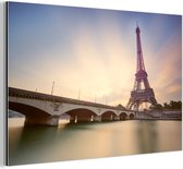Wanddecoratie Metaal - Aluminium Schilderij Industrieel - Parijs - Eiffeltoren - Brug - 90x60 cm - Dibond - Foto op aluminium - Industriële muurdecoratie - Voor de woonkamer/slaapkamer