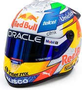 De 1:2 Schuberth-helm van Sergio Perez, Team Red Bull van seizoen 2022. De fabrikant van het schaalmodel is Schuberth. Dit model is alleen online verkrijgbaar.