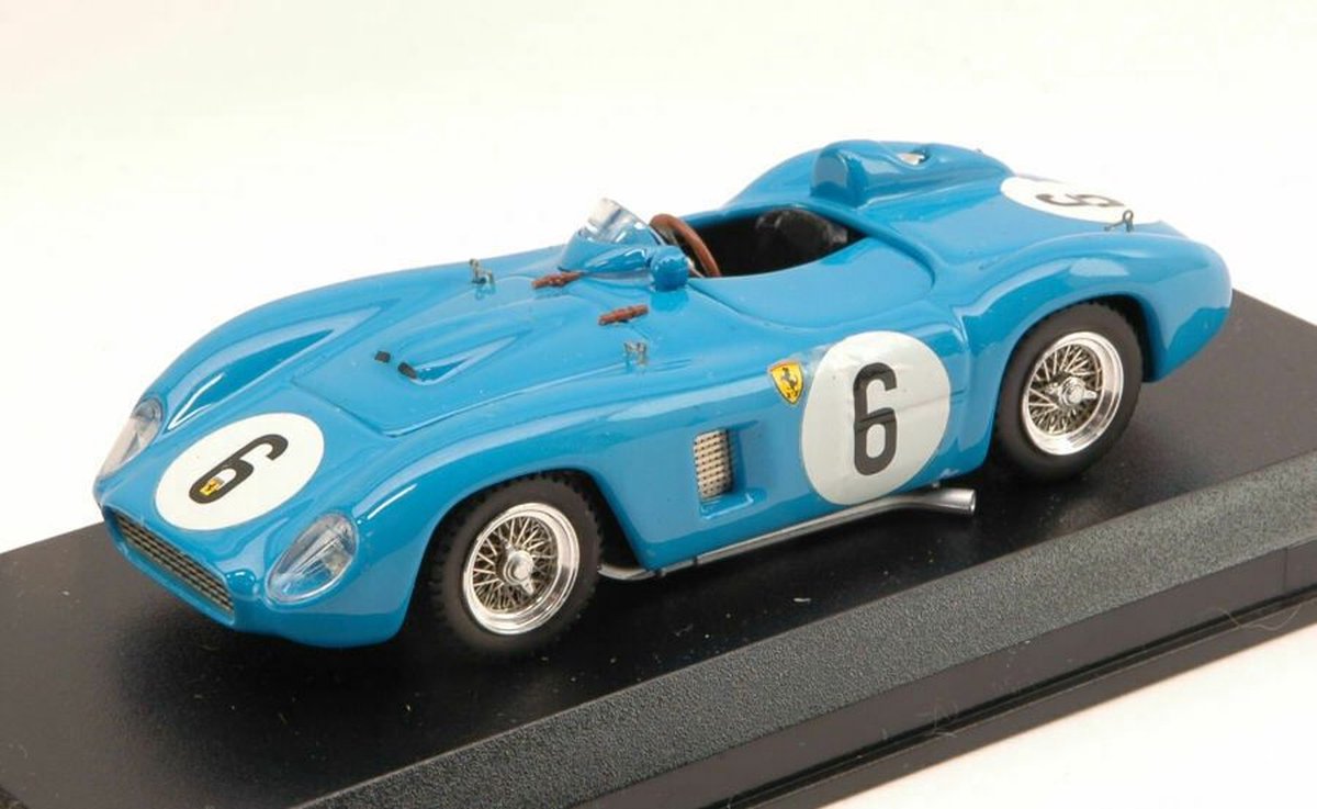 De 1:43 Diecast Modelcar van de Ferrari 500TR Spider #6 van Reims in 1956. De coureurs waren Picard en Manzon. De fabrikant van het schaalmodel is Art-Model. Dit model is alleen online verkrijgbaar