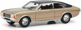 Het 1:43 Diecast model van de Ford Ganada MKI Coupe van 1972 in Beige. De fabrikant van het schaalmodel is Schuco.Dit model is alleen online beschikbaar.