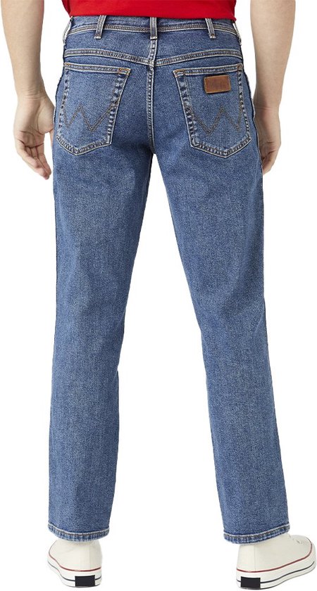 Blauwe Wrangler jeans, achterkant met twee opgestikte zakken met Wrangler logopatch. Recht model.