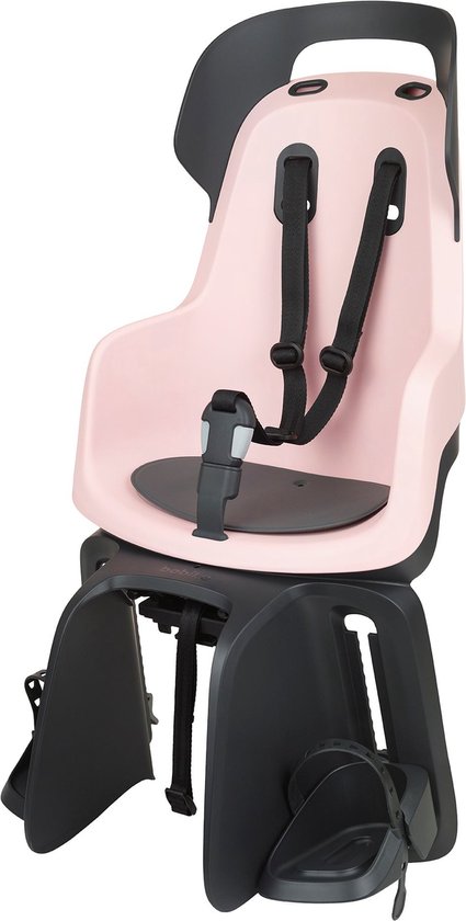 Roze Bobike fietszitje met zwart frame, gordels en voetensteunen.