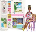 Barbie met pop in een roze keuken met zonnig strand uitzicht.