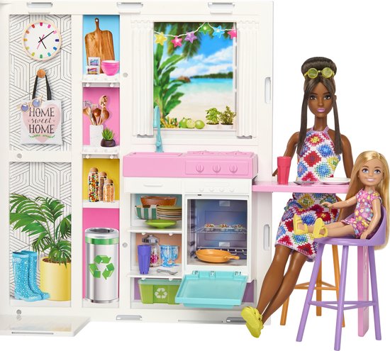 Barbie met pop in een roze keuken met zonnig strand uitzicht.