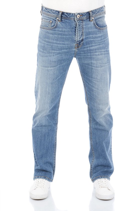 Blauwe denim jeans voor heren, met een regular/straight fit. De broek is gedragen met witte sneakers.