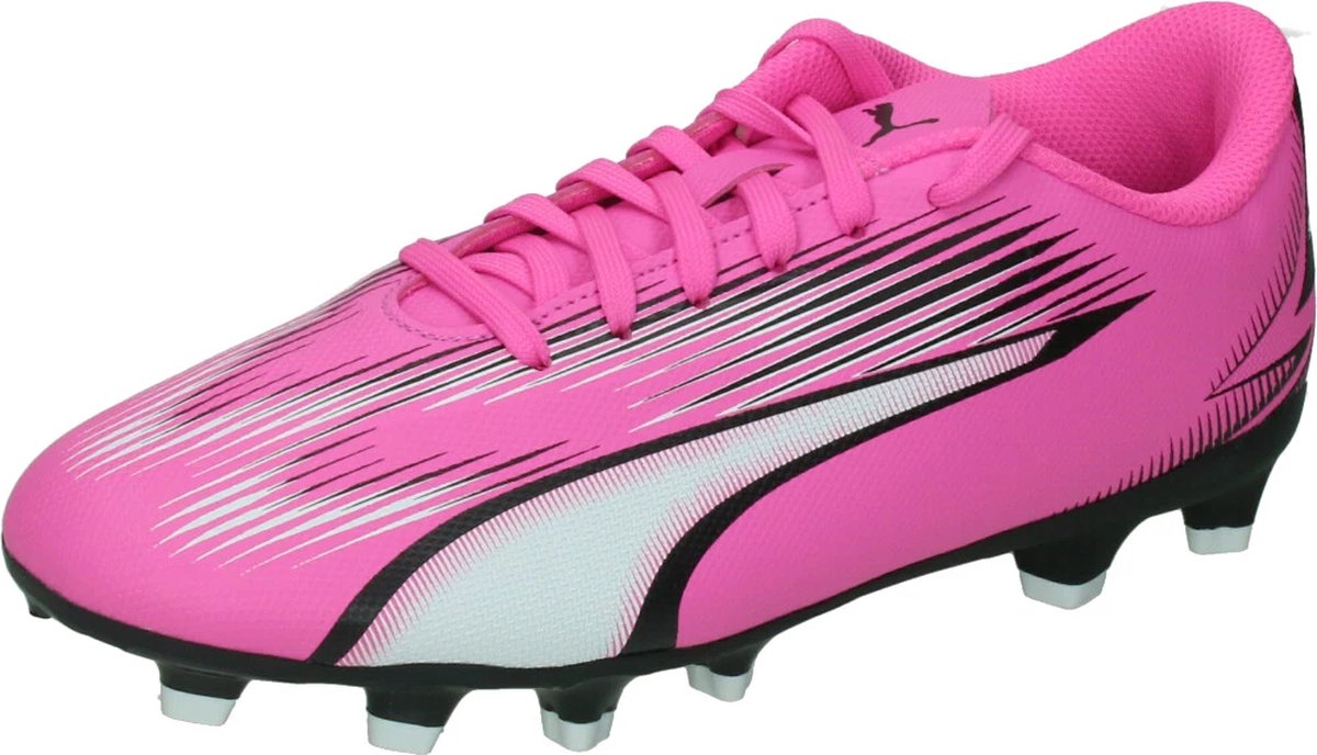 PUMA ULTRA PLAY FG/AG Jr voetbalschoenen in Poison Pink met zwarte en witte details, maat 32. Lichtgewicht en duurzaam.