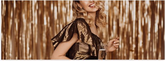 Poster (Mat) - Vrouw - Model - Krullen - Fotoshoot -Drinken - Champagne - Goud - 90x30 cm Foto op Posterpapier met een Matte look