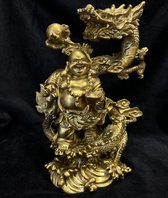 Ce joyeux Bouddha ventru se tient dans sa belle robe avec un dragon enroulé autour de lui. Dragon Doré Feng shui 24cm