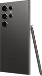 Grijze Samsung Galaxy S24 Ultra met S Pen, achterkant met vier camera's.
