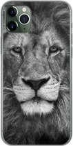 Geschikt voor iPhone 11 Pro Max hoesje - Perzische leeuw op zwarte achtergrond in zwart-wit - Siliconen Telefoonhoesje