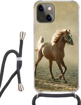 Hoesje met koord Geschikt voor iPhone 13 Mini - Paard - Zand - Mist - Siliconen - Crossbody - Backcover met Koord - Telefoonhoesje met koord - Hoesje met touw