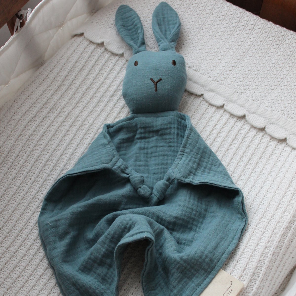 Bella Sofia® - Soof het Knuffelkonijn – Knuffeldoekje Blauw – Biologisch Katoenen Hydrofiel Speendoekje – Perfect Kraamcadeau – Babyshower Cadeau – Veilig Baby Speelgoed — afbeelding 3