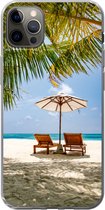 Geschikt voor iPhone 13 Pro Max hoesje - Strandstoel - Parasol - Palmboom - Siliconen Telefoonhoesje
