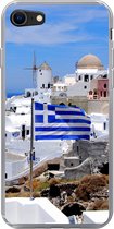 Geschikt voor iPhone 7 hoesje - Vlag van Griekenland tussen de witte huisjes - Siliconen Telefoonhoesje
