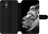 Bookcase Geschikt voor iPhone 12 Mini telefoonhoesje - Leeuw tegen zwarte achtergrond in zwart-wit - Met vakjes - Wallet case met magneetsluiting