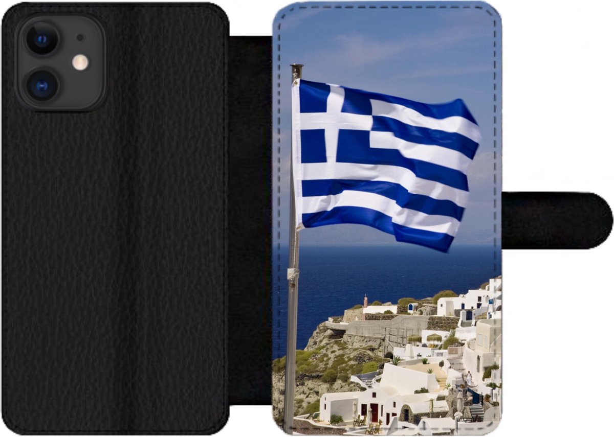 Telefoonhoesje Geschikt voor iPhone 12 Pro telefoonhoesje - Vlag Griekenland bij een dorp - Met vakjes - Wallet case met magneetsluiting