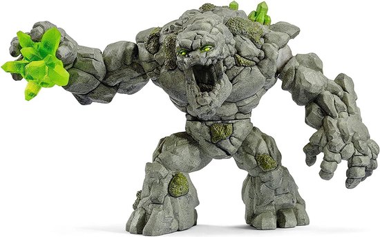 Grijs steenmonster met groene kristallen en mos, grijpend met linkerhand.