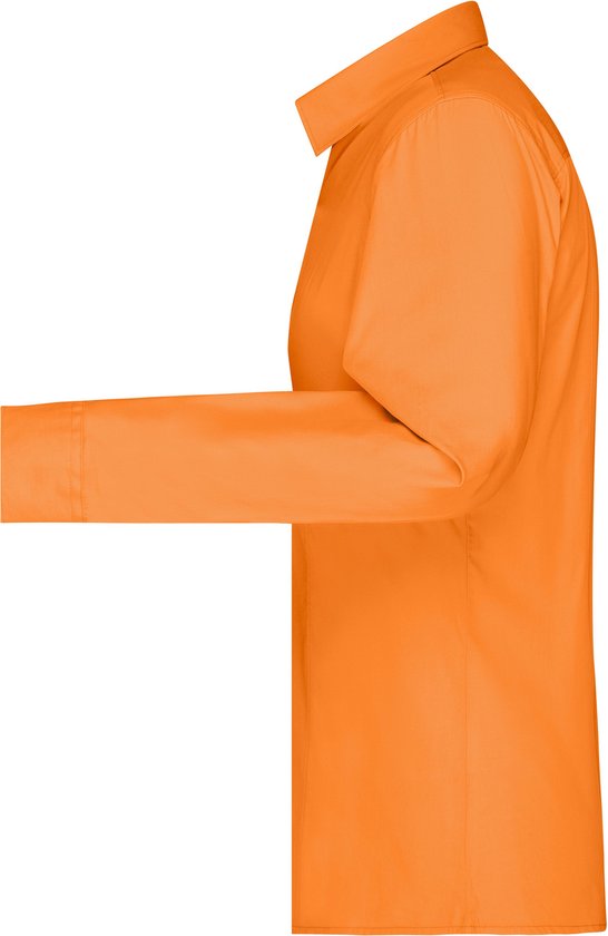 Oranje blouse met lange mouwen, kraag, gezien vanaf de zijkant.