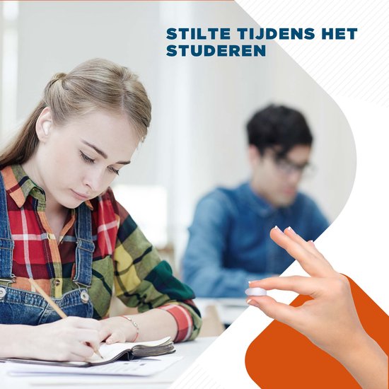 Vrouw met witte SleepCore oordopjes studeert geconcentreerd. Een hand houdt een wit oordopje vast.