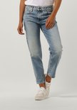 Lichtblauwe G-Star Raw jeans met opgerolde pijpen, gedragen door een model.