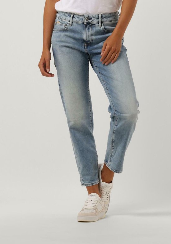 Lichtblauwe G-Star Raw jeans met opgerolde pijpen, gedragen door een model.