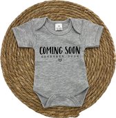 Aankondiging zwangerschap rompertje 'Coming soon - November 2024' - Grijs met zwart - Zwangerschap aankondiging - Zwanger - Pregnancy announcement - Baby aankondiging - In verwachting