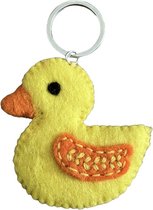 Luna-Leena duurzame eend sleutelhanger - plat - geel - vilt wol - handgemaakt in Nepal - love - kinder cadeau - duck tashanger - eendje - animal keychain - cadeau - kado - badeend - gift - kinderfeestje