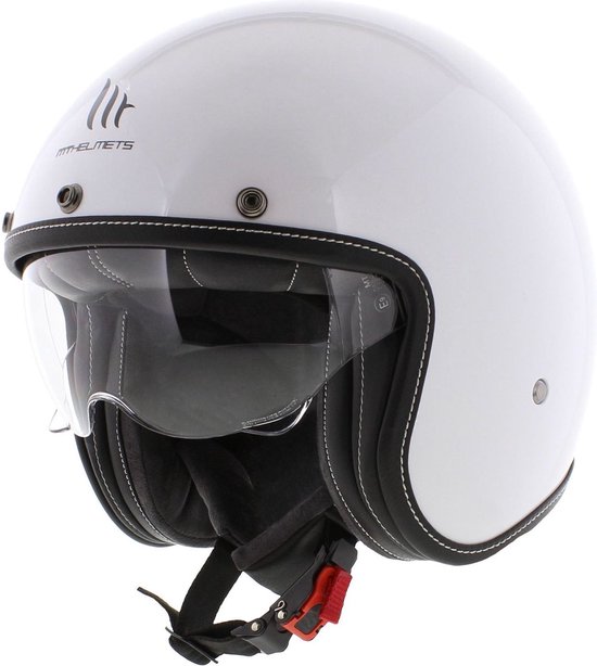 Witte MT Le Mans II helm met helder vizier, zwarte randafwerking met witte stiksels en rode kinbandsluiting.