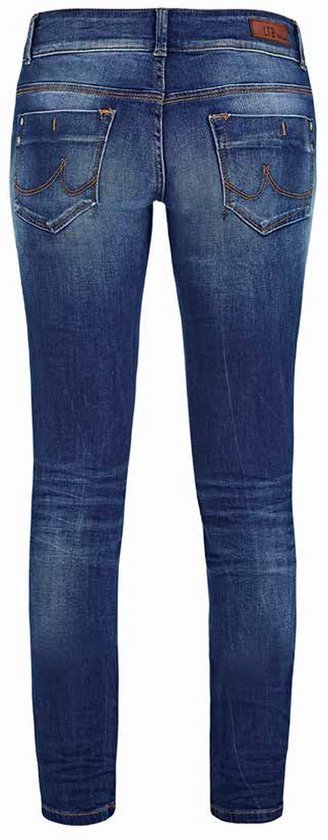Achterkant van een donkerblauwe skinny jeans met vervaagde accenten op de benen, oranje stiksels en LTB Jeans label.