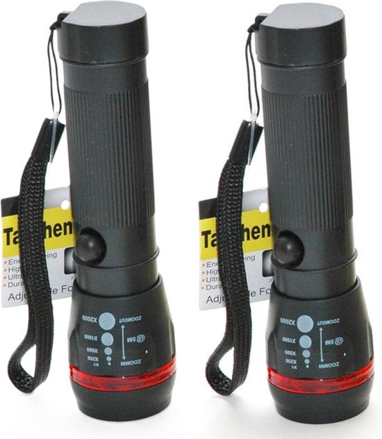 Twee compacte, zwarte LED-zaklampen van 15 cm met een polsbandje en rode accenten.