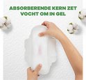 Handen tonen Always maandverband. Absorberende kern zet vocht om in gel.