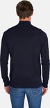 Achterkant van man in donkerblauwe trui met rits tot de borst en jeans.