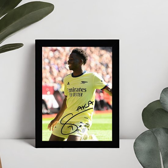 Bukayo Saka Ingelijste Handtekening – 15 x 10cm In Klassiek Zwart Frame – Gedrukte handtekening – Voetbal - Arsenal FC - Football Legend - Goal Celebration