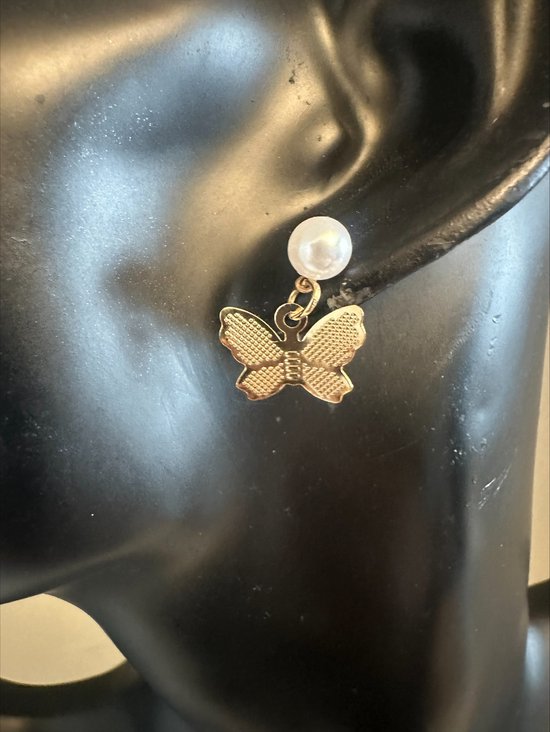 Goudkleurige fake parel oorsteker met goedkleurige vlinder
