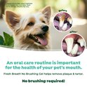 Een kleine hond met insetafbeeldingen die de 'voor' en 'na' van tanden laten zien na gebruik van Fresh Breath tandgel, met tekst over het belang van mondverzorging en geen borstelen nodig.
