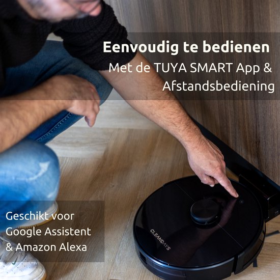 Een man met een spijkerbroek duwt met zijn vinger op de startknop van een zwarte robotstofzuiger. Tekst: "Eenvoudig te bedienen Met de TUYA SMART App & Afstandsbediening Geschikt voor Google Assistent & Amazon Alexa".